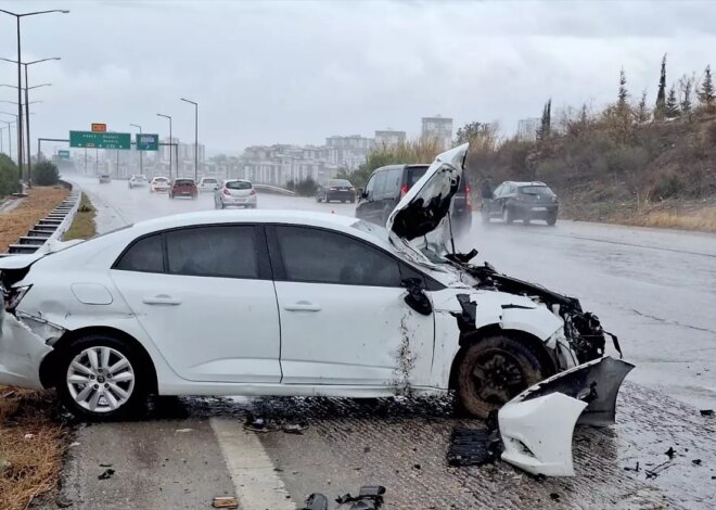 Mersin’de Otomobil Bariyere Çarptı: 4 Yaralı